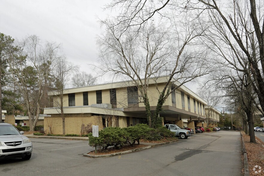 121 S Estes Dr, Chapel Hill, NC à louer - Photo de l’immeuble – Image 1 sur 17