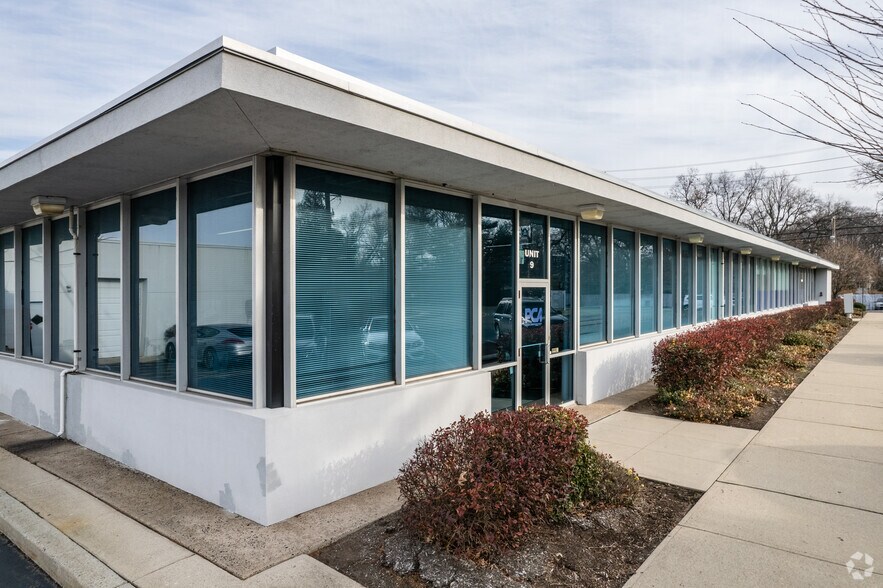 15-01 Pollitt Dr, Fair Lawn, NJ à louer - Photo de l’immeuble – Image 1 sur 43