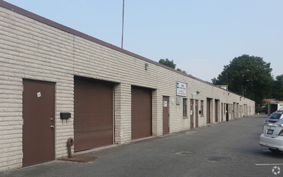 513 Acorn St, Deer Park, NY à louer - Photo de l’immeuble – Image 3 sur 4