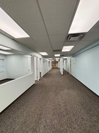 Plus de détails pour 4125 Mcconnell Dr, Burnaby, BC - Bureau à louer