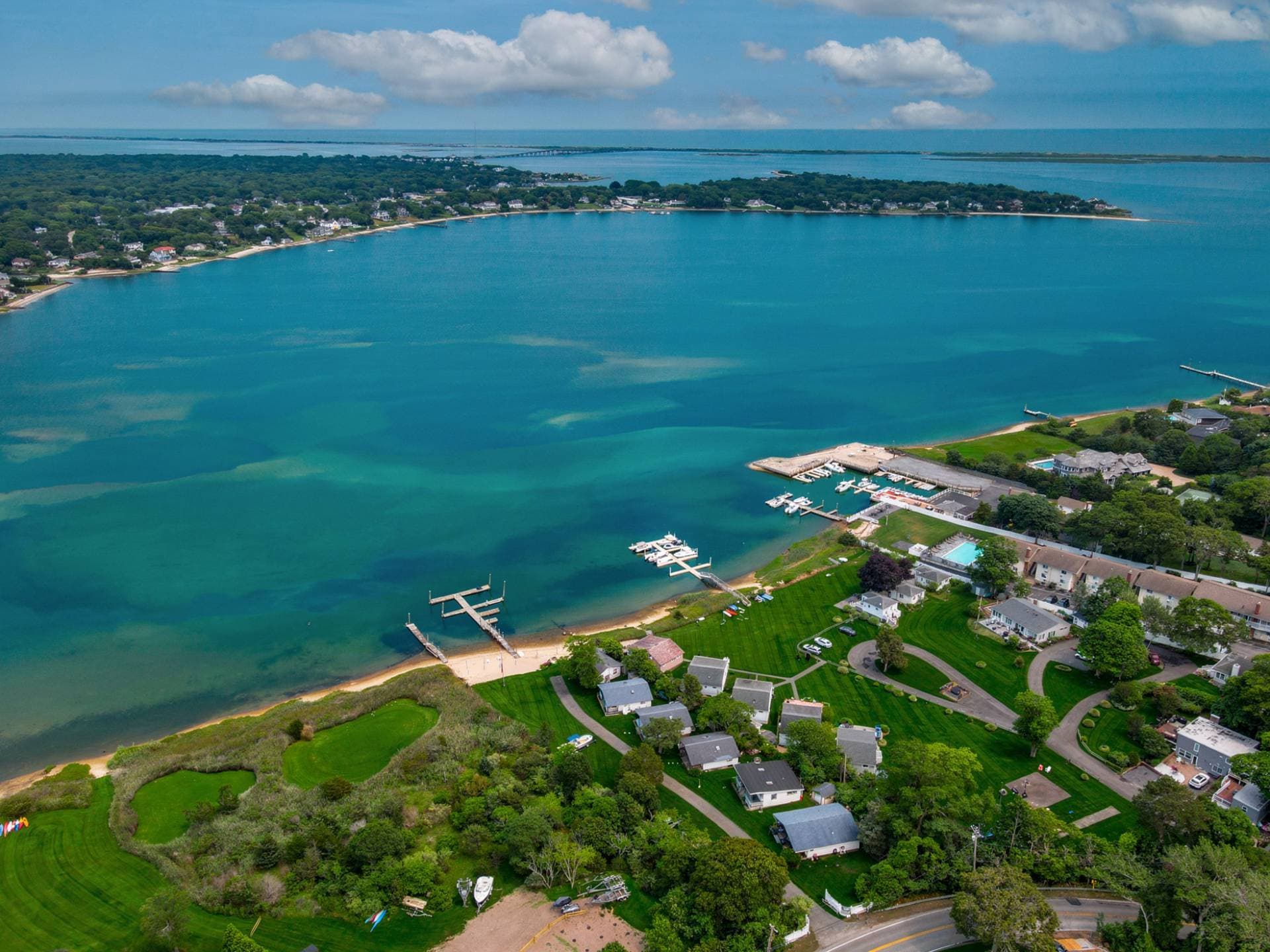71 W Tiana Rd, Hampton Bays, NY à vendre Aérien– Image 1 sur 11