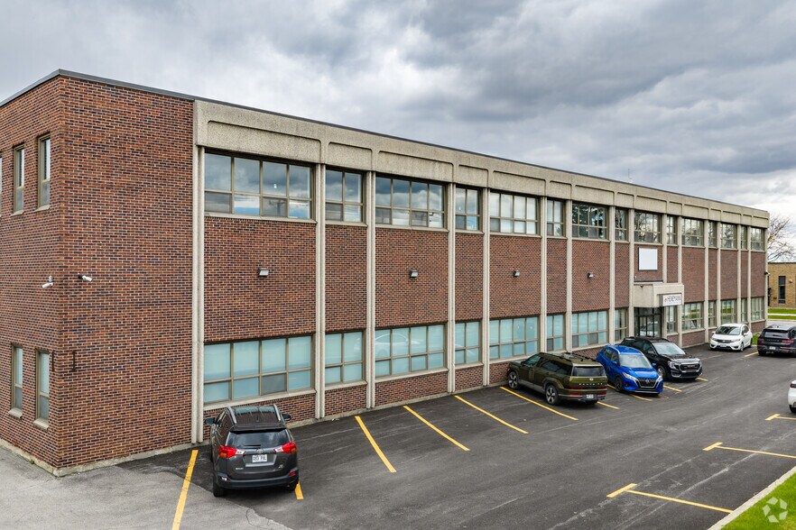 310-400 Boul Montpellier, Montréal, QC à louer - Photo principale – Image 1 sur 5