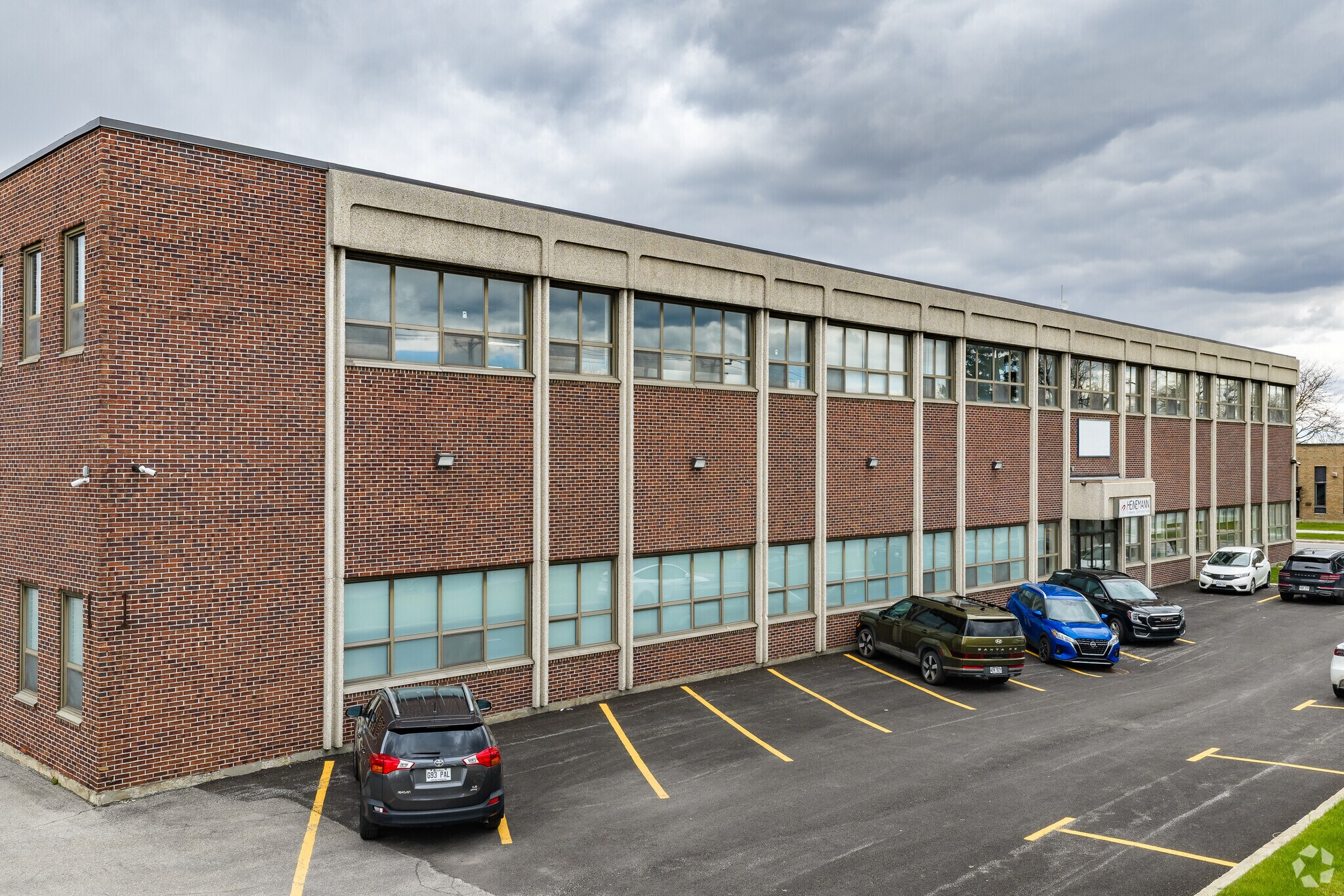 310-400 Boul Montpellier, Montréal, QC à louer Photo principale– Image 1 sur 6