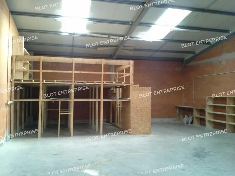 Bureau dans Plescop à louer - Photo de l’immeuble – Image 3 sur 3