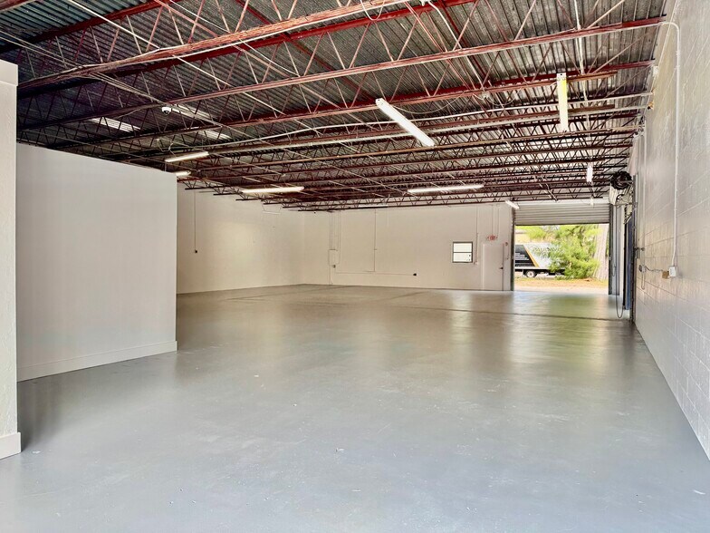 2323 Bruner Ln, Fort Myers, FL à louer - Photo de l’immeuble – Image 3 sur 12