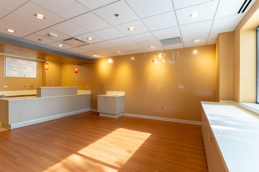 20255 Victor Pky, Livonia, MI à louer - Photo de l’immeuble – Image 2 sur 29