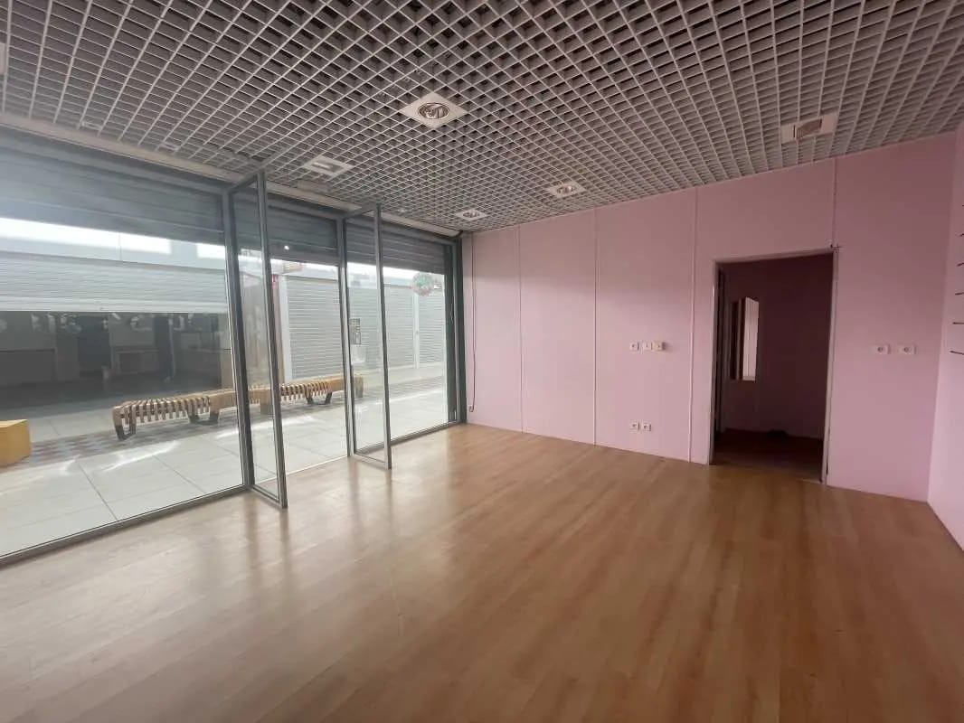 Local commercial dans Méru à louer Photo de l’immeuble– Image 1 sur 7