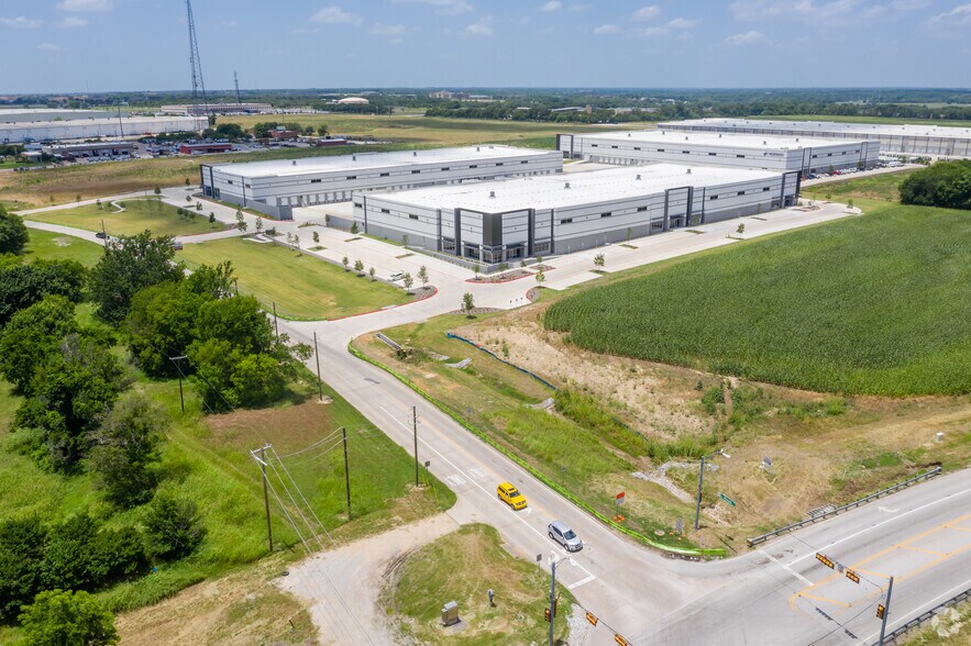 310 Wilmeth Rd, McKinney, TX à louer - Photo de l’immeuble – Image 2 sur 10