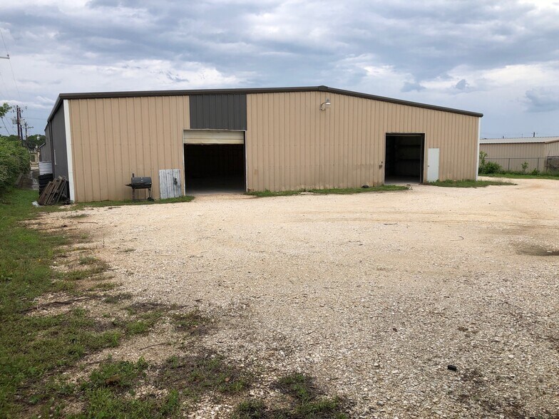 124 Industrial Dr, Boerne, TX à louer - Photo de l’immeuble – Image 2 sur 18