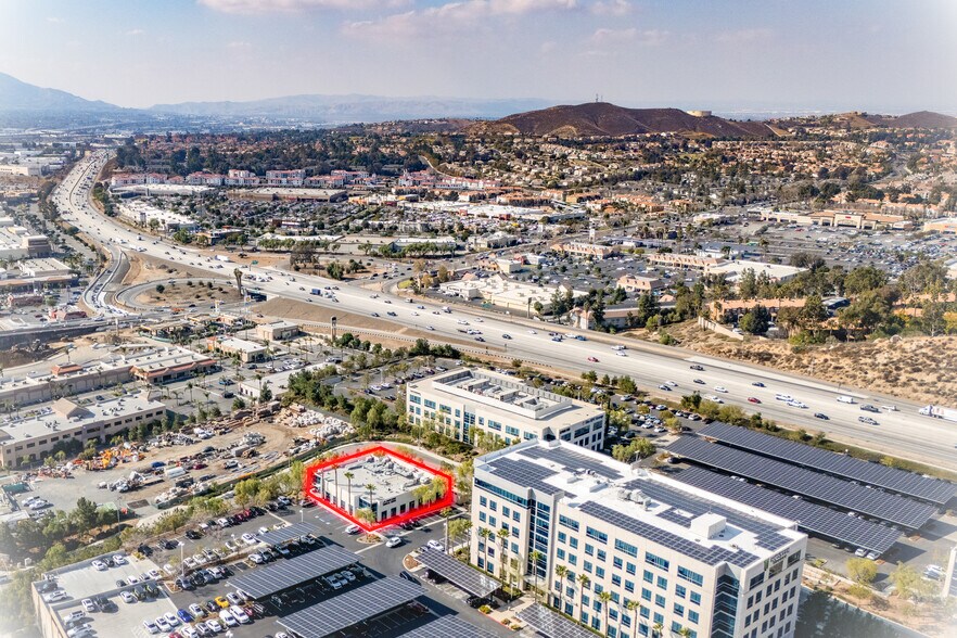 2370 Anselmo Dr, Corona, CA à vendre - Photo de l’immeuble – Image 3 sur 5