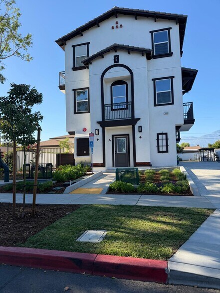 1444 W Stoneridge Ct, Ontario, CA à vendre - Photo de l’immeuble – Image 2 sur 7