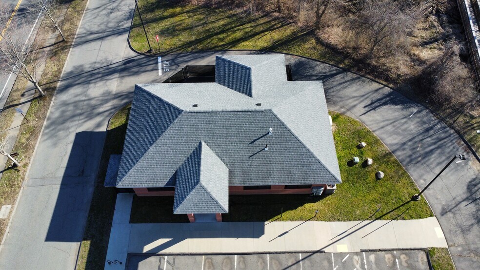 85 University Dr, Amherst, MA à louer - Photo de l’immeuble – Image 3 sur 8