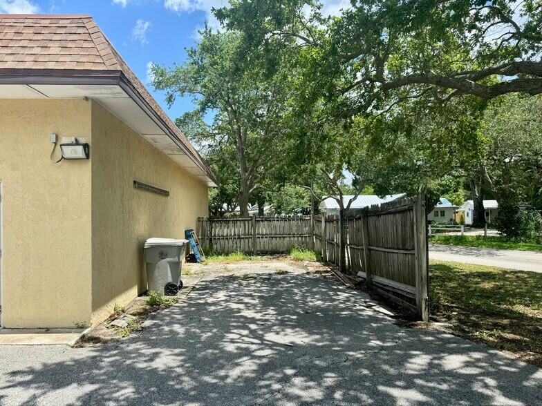 1802 Wilbur Ave, Vero Beach, FL à louer - Photo de l’immeuble – Image 3 sur 3