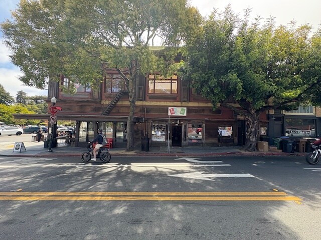 111 Throckmorton Ave, Mill Valley, CA à louer - Photo de l’immeuble – Image 2 sur 19