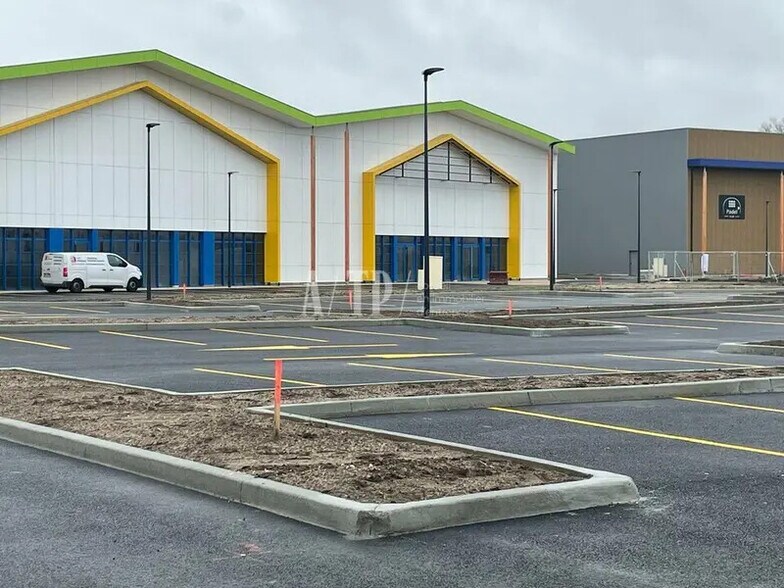 Local commercial dans Virsac à louer - Photo de l’immeuble – Image 1 sur 11