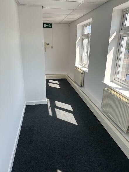 Dedworth Rd, Windsor à louer - Photo de l’immeuble – Image 3 sur 12