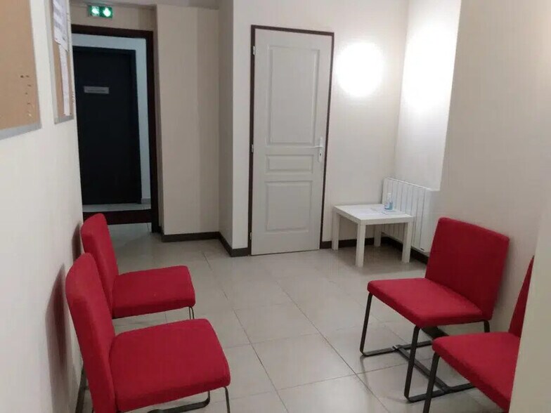 Local commercial dans Bourgoin-Jallieu à vendre - Photo de l’immeuble – Image 3 sur 9
