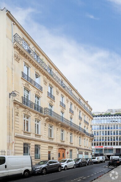 54 Rue De Ponthieu, Paris à louer - Photo de l’immeuble – Image 2 sur 18