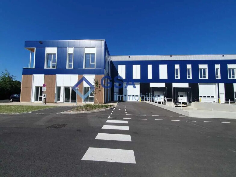 Local d’activités dans Moissy-Cramayel à louer - Photo de l’immeuble – Image 1 sur 11