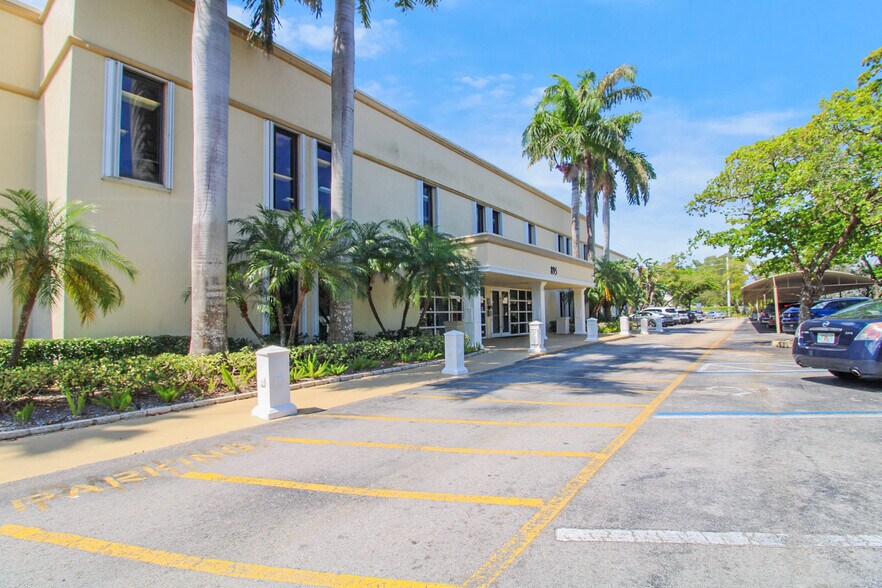 895 SW 30th Ave, Pompano Beach, FL à louer - Photo de l’immeuble – Image 3 sur 21