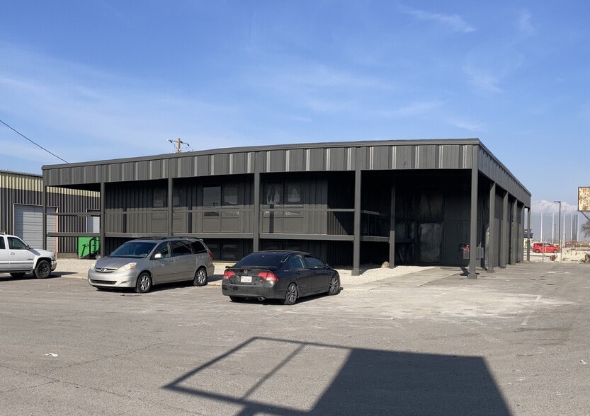 111-115 N Geneva Road Office Warehouse portefeuille de 2 biens à vendre sur LoopNet.fr - Photo principale – Image 1 sur 2