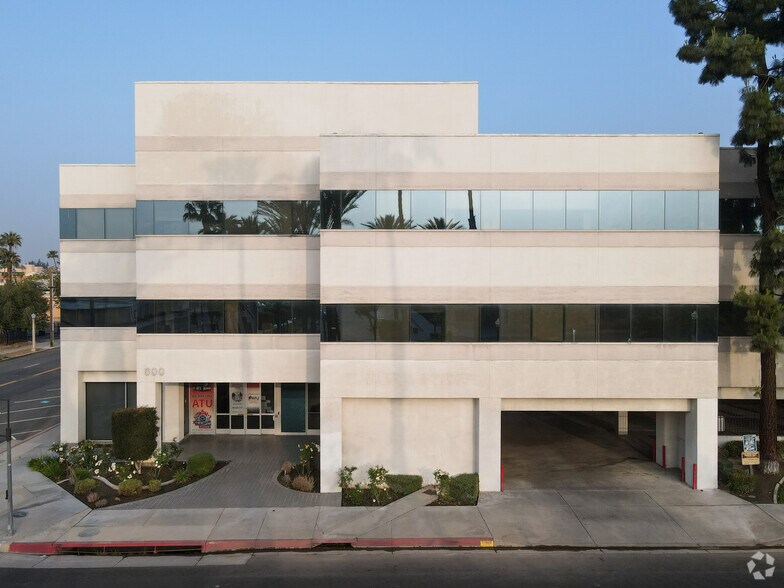 600 N Arrowhead Ave, San Bernardino, CA à louer - Photo de l’immeuble – Image 2 sur 21
