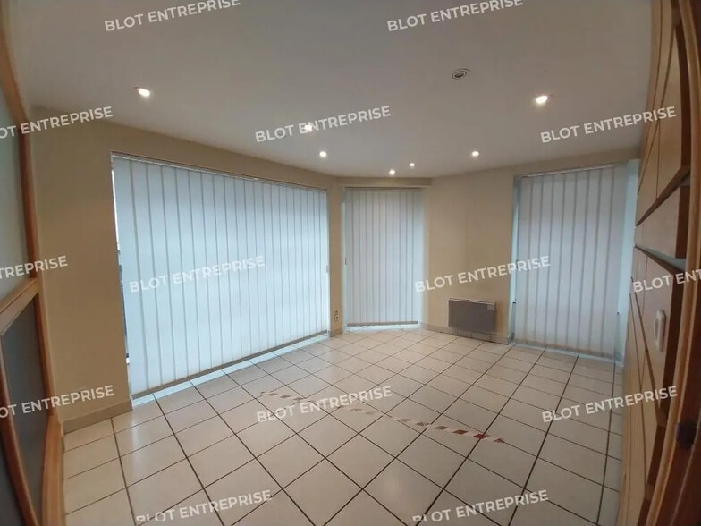Local commercial dans Pontivy à louer - Photo de l’immeuble – Image 3 sur 5