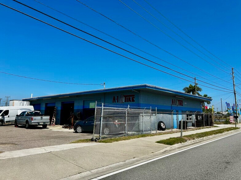 12790 49th St N, Clearwater, FL à vendre - Photo de l’immeuble – Image 2 sur 8