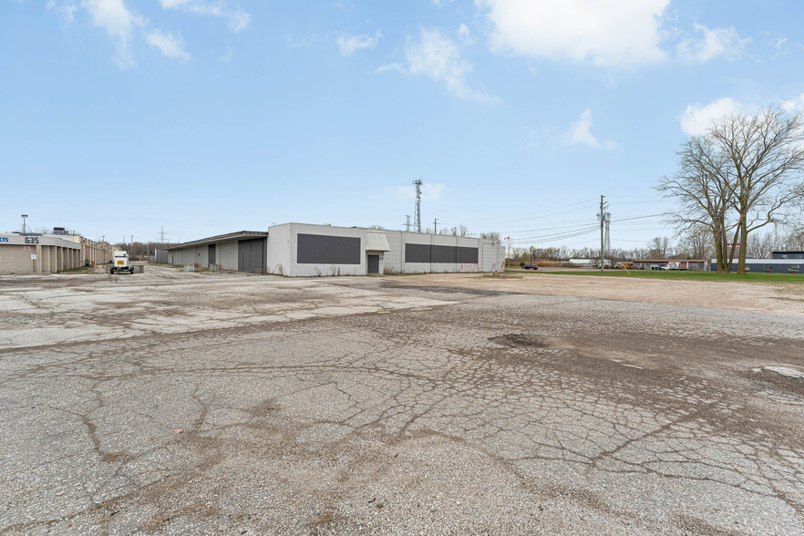 675 Tecumseh Rd W, Windsor, ON à vendre - Photo de l’immeuble – Image 1 sur 22