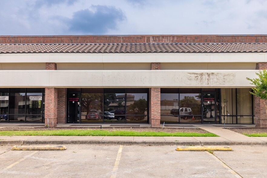 1615 N Hampton Rd, DeSoto, TX à vendre - Photo de l’immeuble – Image 2 sur 32