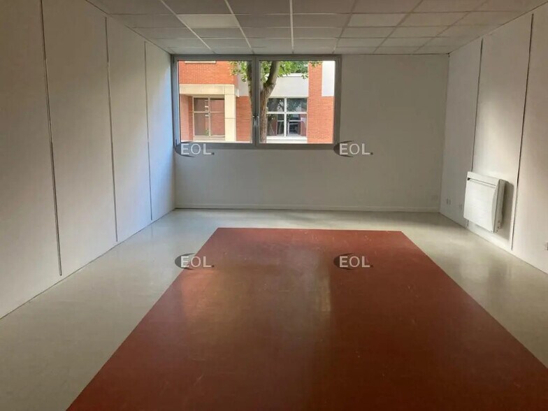 Local d’activités dans Chevilly-Larue à louer - Photo de l’immeuble – Image 2 sur 4