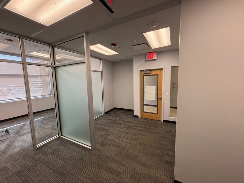 1 E Main St, Bay Shore, NY à louer - Photo de l’immeuble – Image 3 sur 6