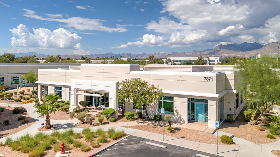 7371 Prairie Falcon Rd, Las Vegas, NV à vendre - Photo de l’immeuble – Image 3 sur 14