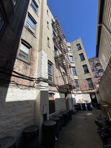 251 E 236th St, Bronx, NY à vendre - Photo de l’immeuble – Image 3 sur 26