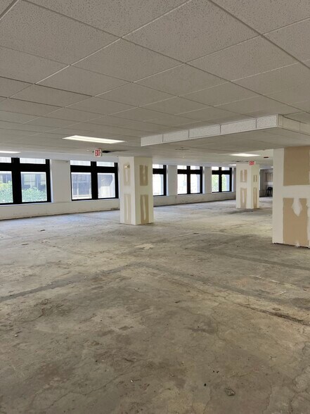 215-219 N Stanton St, El Paso, TX à louer - Photo intérieure – Image 2 sur 4