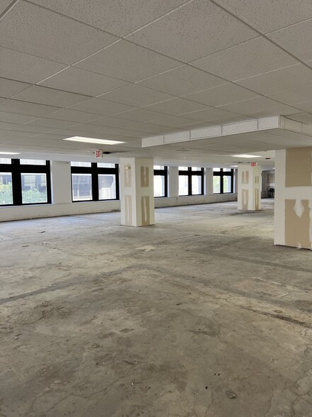 215-219 N Stanton St, El Paso, TX à louer - Photo intérieure – Image 2 sur 4