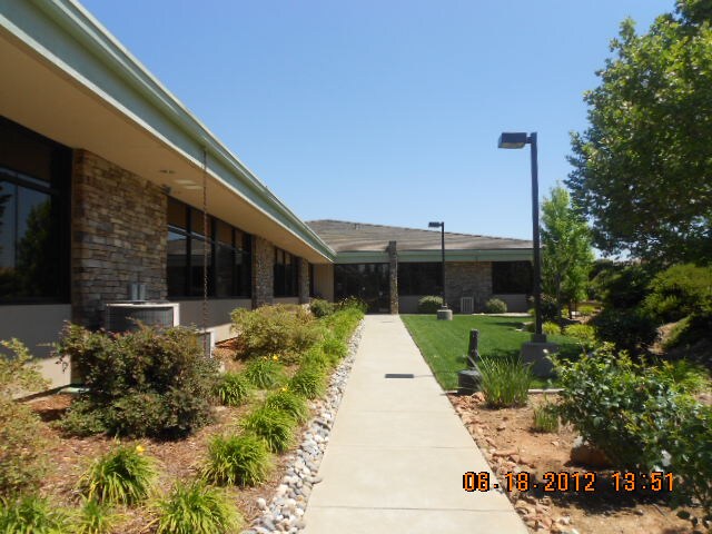 1020 Suncast Ln, El Dorado Hills, CA à louer - Photo de l’immeuble – Image 2 sur 17