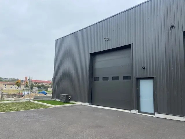 Local d’activités dans Brindas à louer - Photo de l’immeuble – Image 1 sur 10