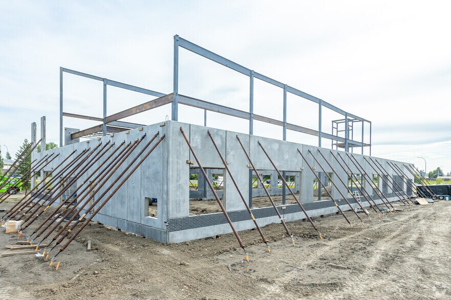 5003 28 St NW, Edmonton, AB à louer - Photo de l’immeuble – Image 2 sur 3