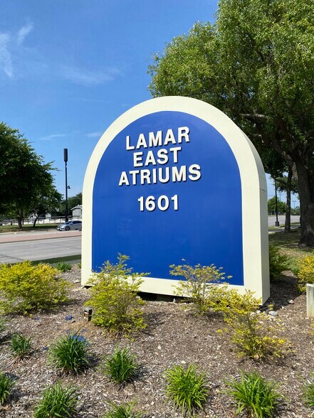 1601 E Lamar Blvd, Arlington, TX à louer - Photo de l’enseigne sur pylône – Image 2 sur 12