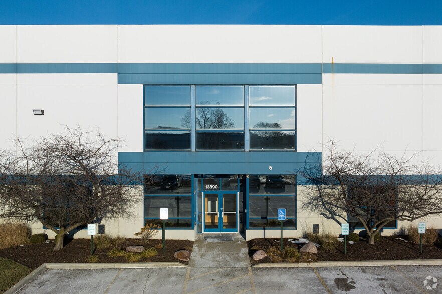 13886-13890 Corporate Woods Trl, Bridgeton, MO à louer - Photo de l’immeuble – Image 3 sur 6