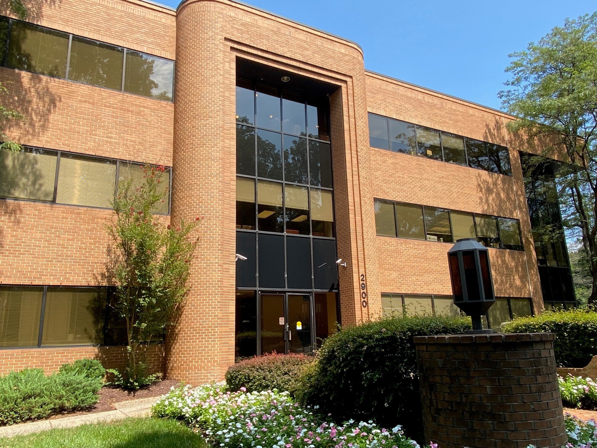 2900 Linden Ln, Silver Spring, MD à louer Photo principale– Image 1 sur 6