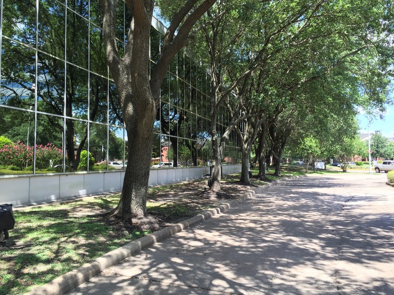 9703 Richmond Ave, Houston, TX à louer - Photo de l’immeuble – Image 2 sur 7