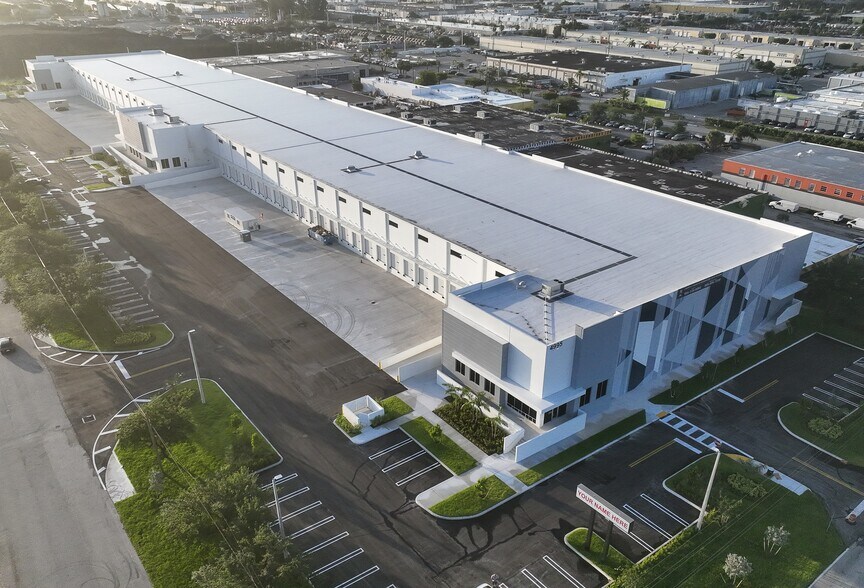 4995 NW 77th Ave, Miami, FL à louer - Aérien – Image 1 sur 6