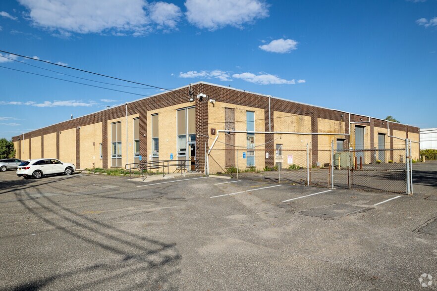 7 Grand Blvd, Brentwood, NY à louer - Photo principale – Image 1 sur 8