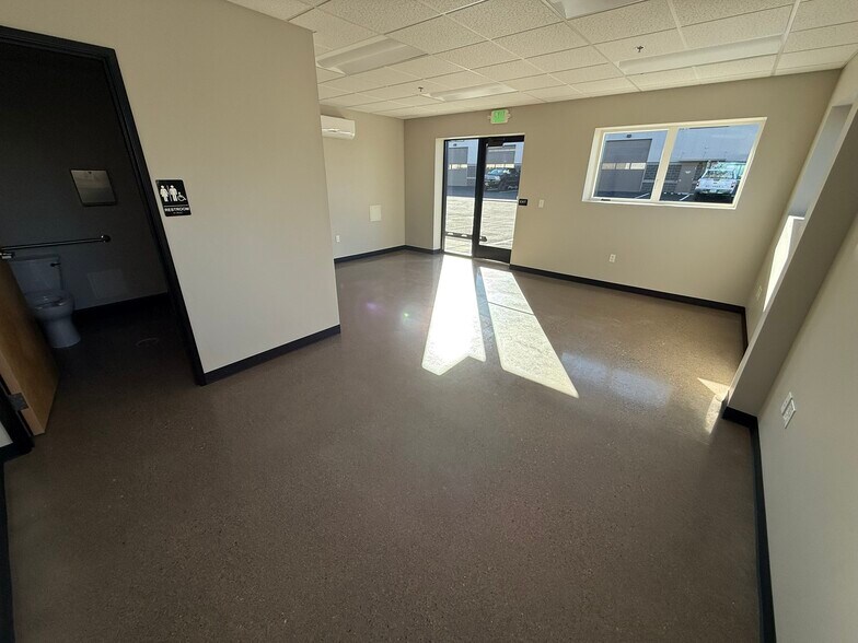 20723 Brinson Blvd, Bend, OR à louer - Photo de l’immeuble – Image 3 sur 12