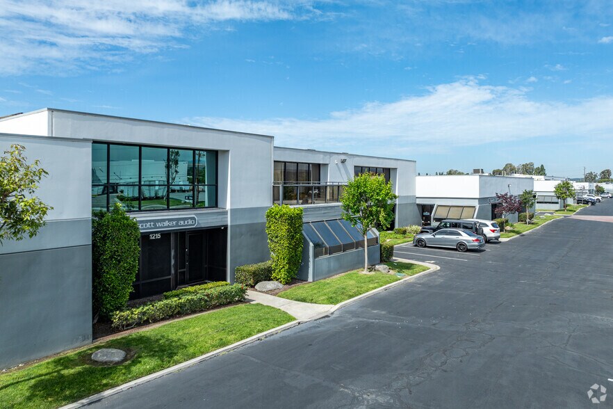 1223 N Tustin Ave, Anaheim, CA à vendre - Photo de l’immeuble – Image 2 sur 5