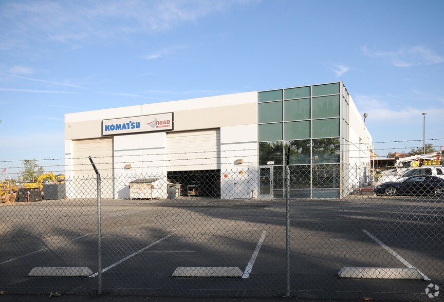 Class A Flex Office/Warehouse portefeuille de 2 biens à vendre sur LoopNet.fr - Photo principale – Image 2 sur 4