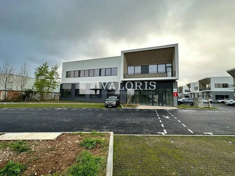 92 Avenue Du Progrès, Chassieu à louer - Photo de l’immeuble – Image 2 sur 8