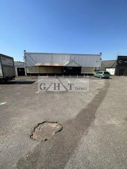 Local commercial dans Servon à louer - Photo de l’immeuble – Image 1 sur 5